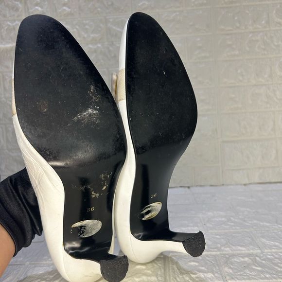 YVES SAINTโLAURENT VINTAGE WHITE HEELS - Picture 11 of 13